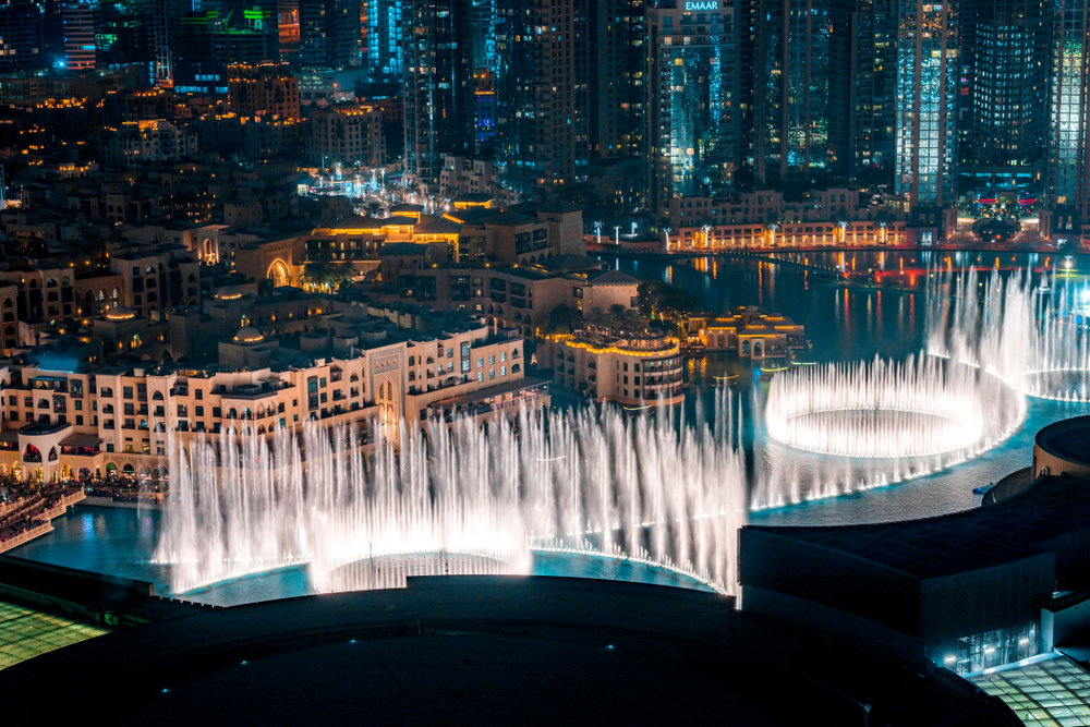 Unique,View,Of,Dubai,Dancing,Fountain,Show,At,Night.,Tourist